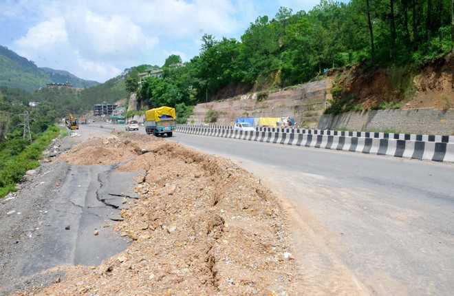 Rakesh Pathania, Sukhwinder Singh Sukhu spar over Mandi-Pathankot road widening project
