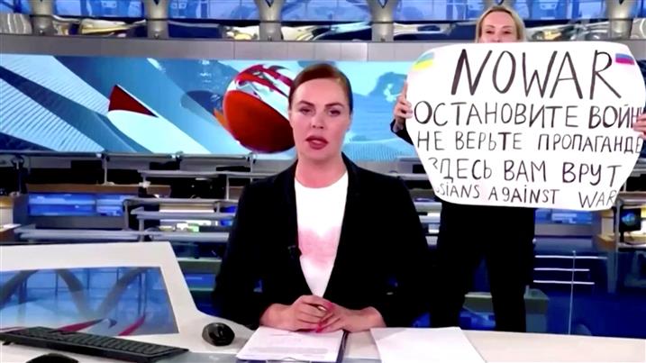 Russia-Ukraine War: Woman holds anti-war protest during live news bulletin on Russia's state TV