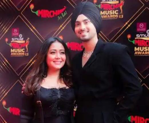 Video: When Neha Kakkar's husband Rohanpreet Singh wore 'necklace' to awards function, netizens tell him 'wife ki dress bi pehan lete'