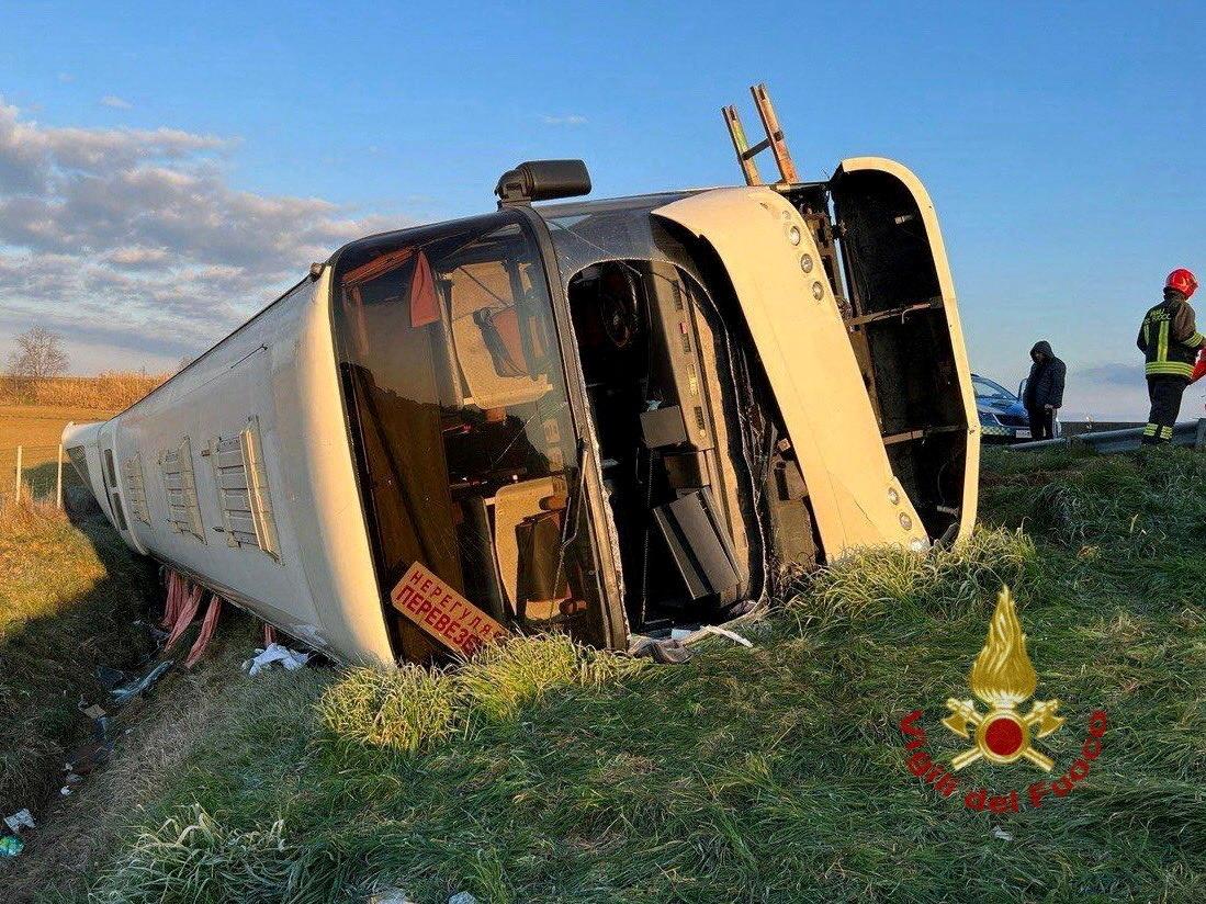Bus carrying 50 Ukrainian refugees overturns in Italy; 1 dead