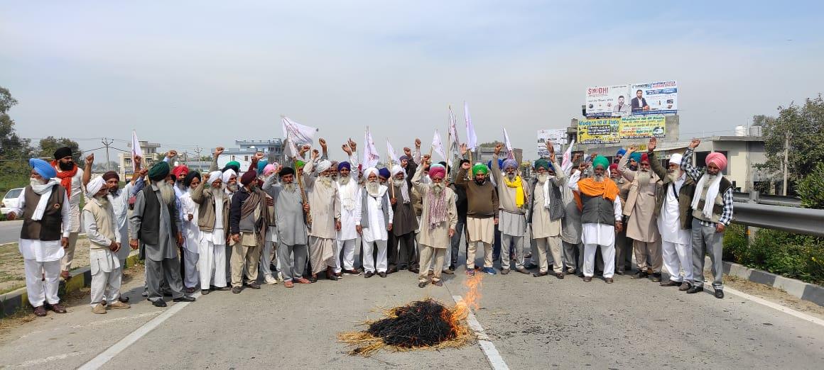BBMB ROW: Farmers, labourers protest against Centre in Tarn Taran