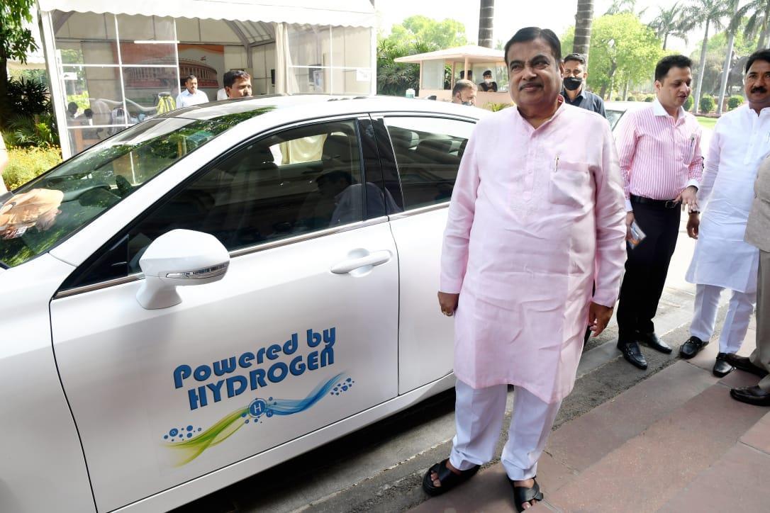 Nitin Gadkari reaches Parliament in hydrogenpowered car The Tribune