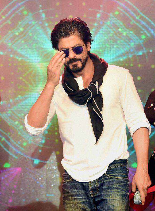 Shah Rukh Khan being SRK, his witty reply to fan when asked 'filmon mein aate raho, khabron mein nahi'