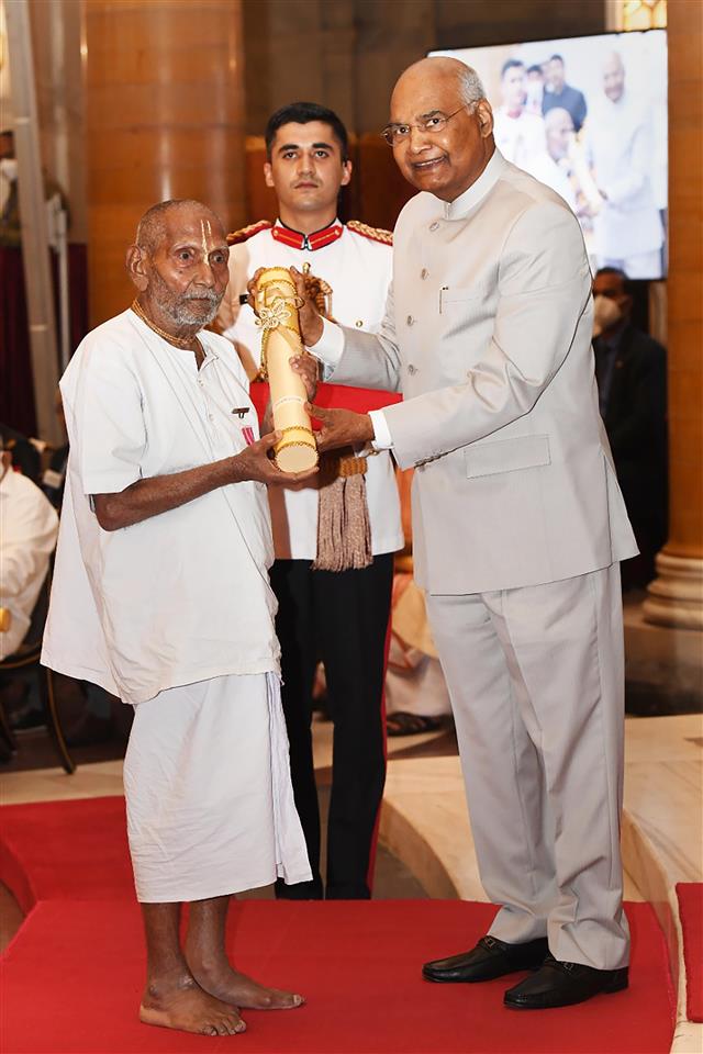 125-year-old yoga guru Swami Sivananda receives Padma Shri : The