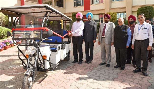 Amritsar: An e-rickshaw that runs with solar power