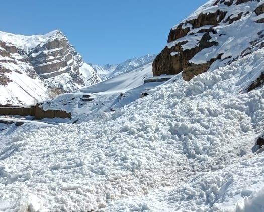 Avalanche hits traffic to Ladakh, Lahaul and Spiti
