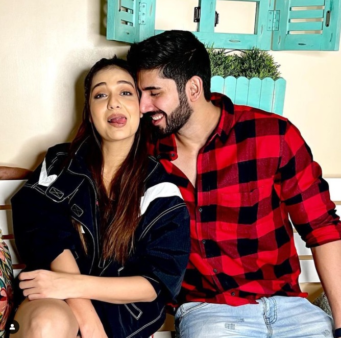 Divya Agarwal Sexy Sex Videos - Divya Agarwal announces split with boyfriend Varun Sood, says 'I want to  breathe'; fans heartbroken : The Tribune India