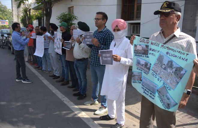 Environmental activists hold protest outside Ludhiana Mayor's house
