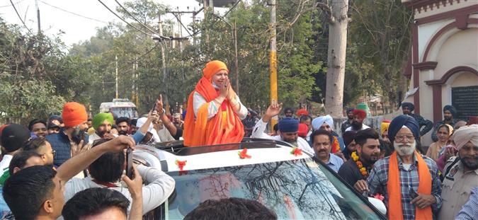 Kapurthala: Ending dharna, AAP's Manju Rana finally takes out roadshow