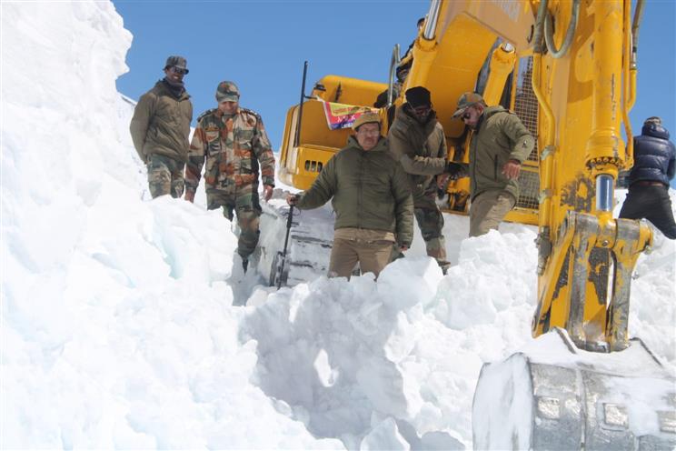 BRO steps up snow-clearing operation on Manali-Leh NH