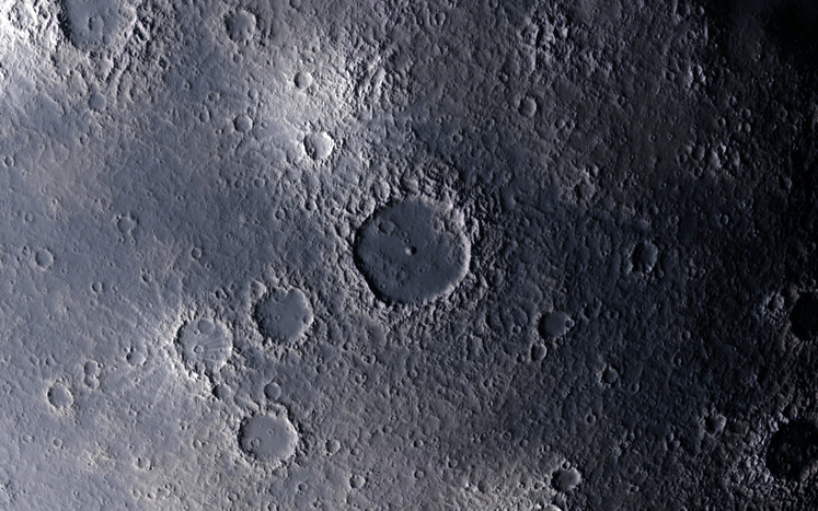 Puin van een 3-tons Rogue-raket stort neer op de maan en vormt een krater: The Tribune India