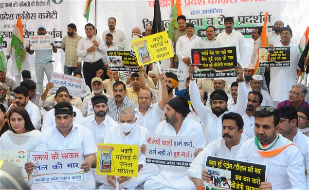 Chandigarh Congress stages dharna against hike in water tariff