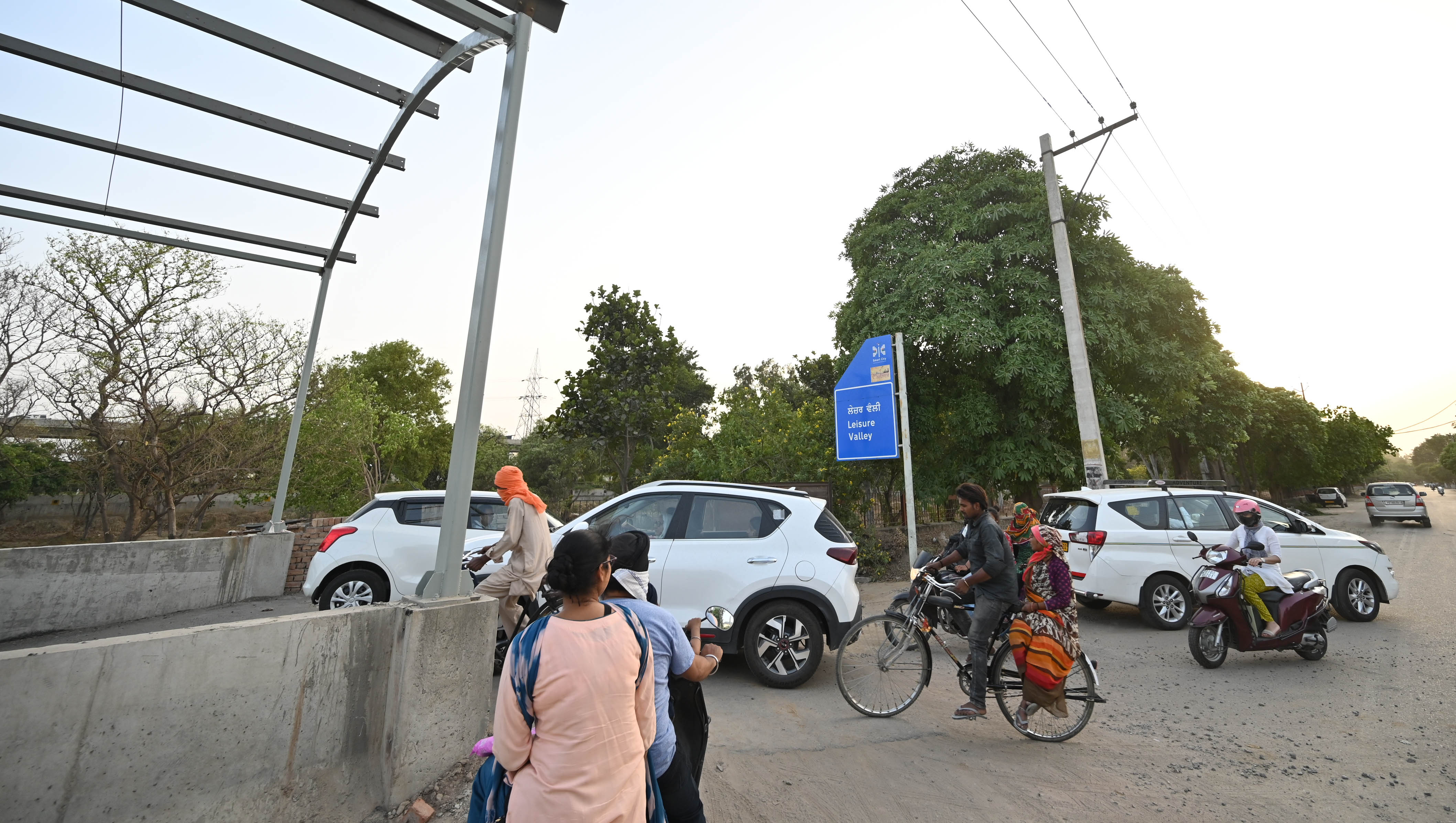 RUB sans signage; accidents, traffic jams occur daily
