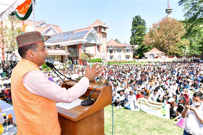 Himachal CM gives higher pay-scale to employees