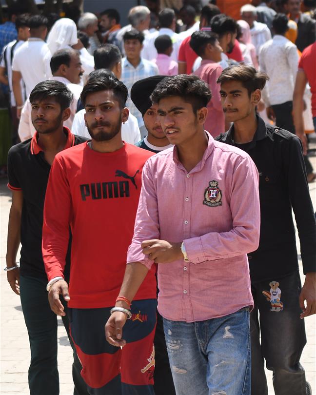 Jobless youth, school kids, labourers ferried to venue of Haryana CM Khattar's Jan Vikas rally