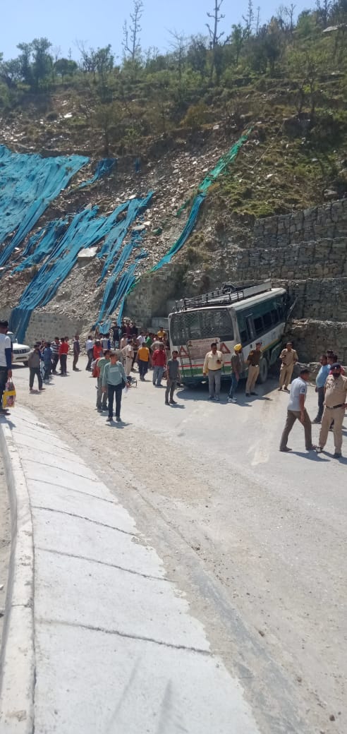 Driver killed, 40 injured as Himachal bus meets with accident on Chandigarh-Manali highway