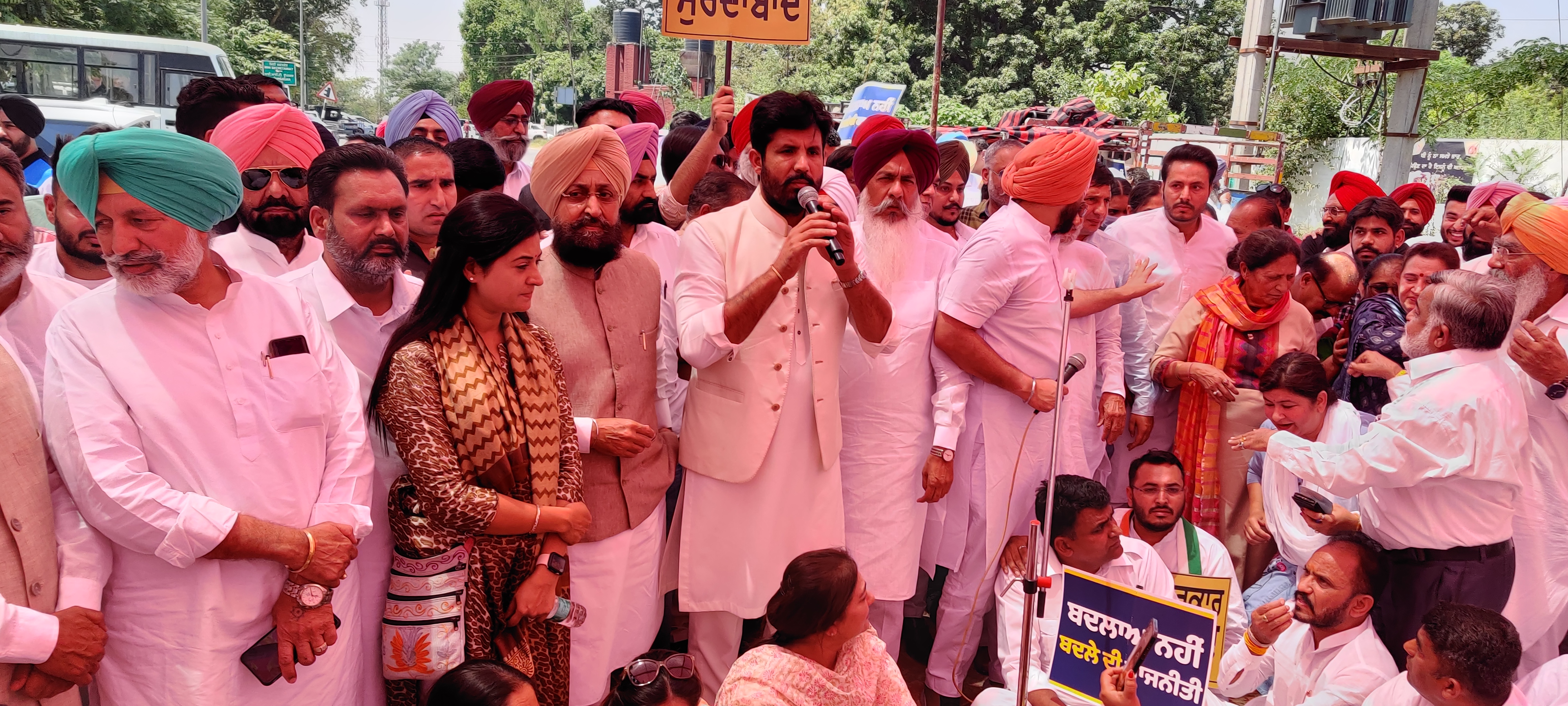 Alka Lamba appears before Ropar police, Congress protests