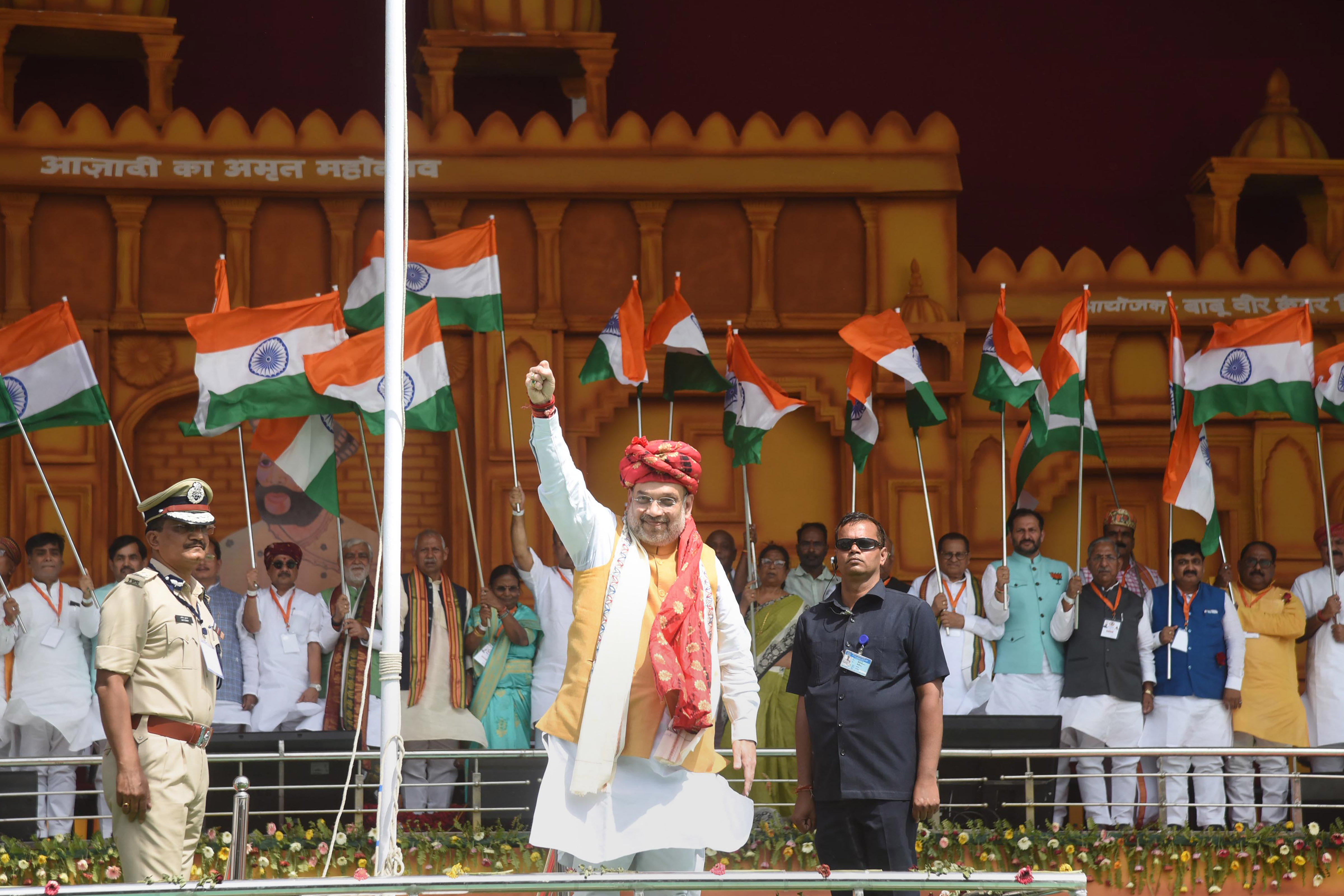 Over 75,000 Indians wave national flag simultaneously in bid to break ...