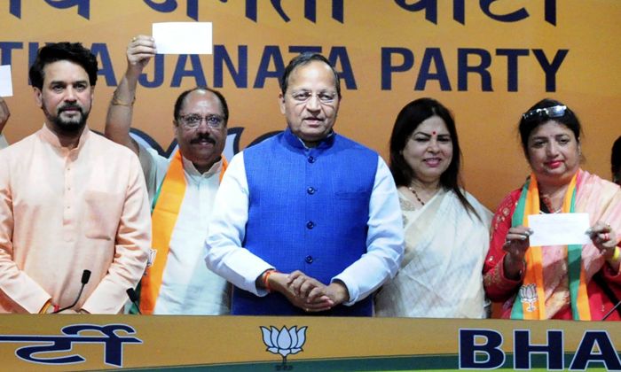 Himachal AAP Mahila Morcha chief, office-bearers join BJP