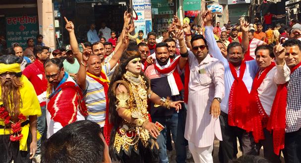 Thousands attend shobha yatra in Mandi Ahmedgarh