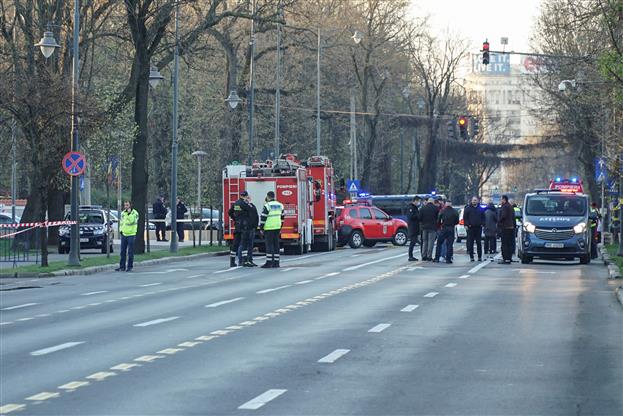 O mașină se oprește la poarta Ambasadei Rusiei în România și își ucide șoferul: The Tribune India
