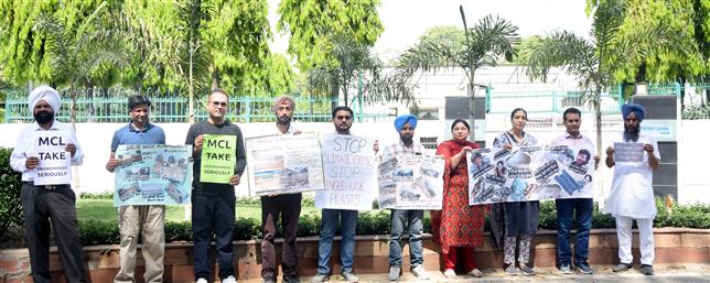 PAC activists protest failure of MC in solid waste mgmt