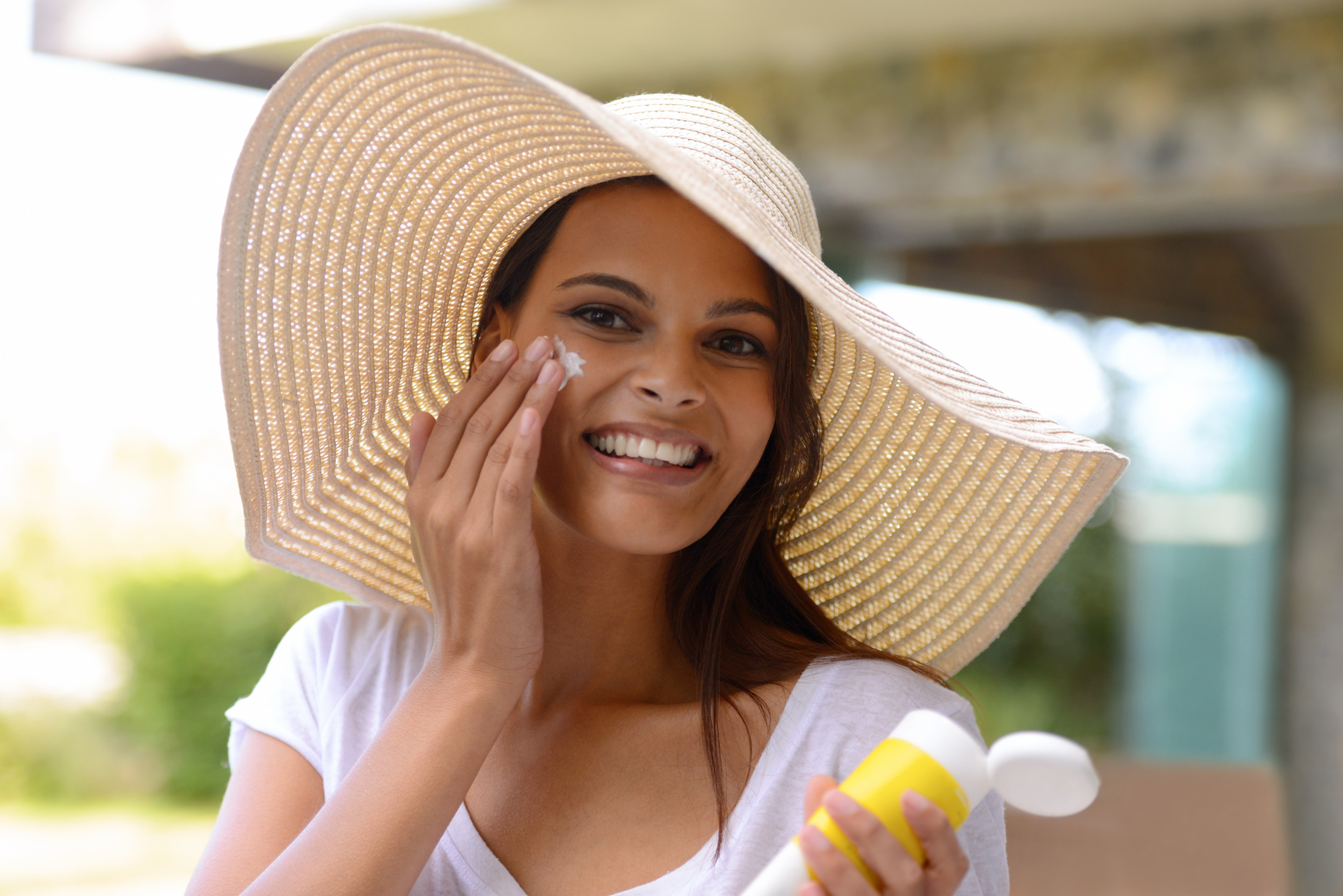 The summer heat brings uncomfortable variations to the skin of the face, hands and feet
