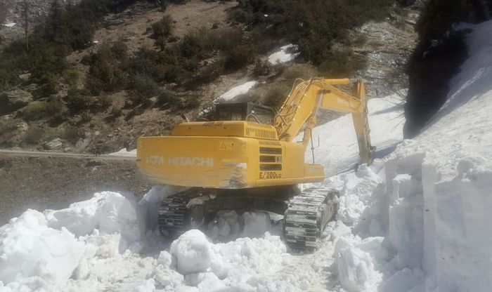 Snow-clearing operation on Manali-Rohtang road begins