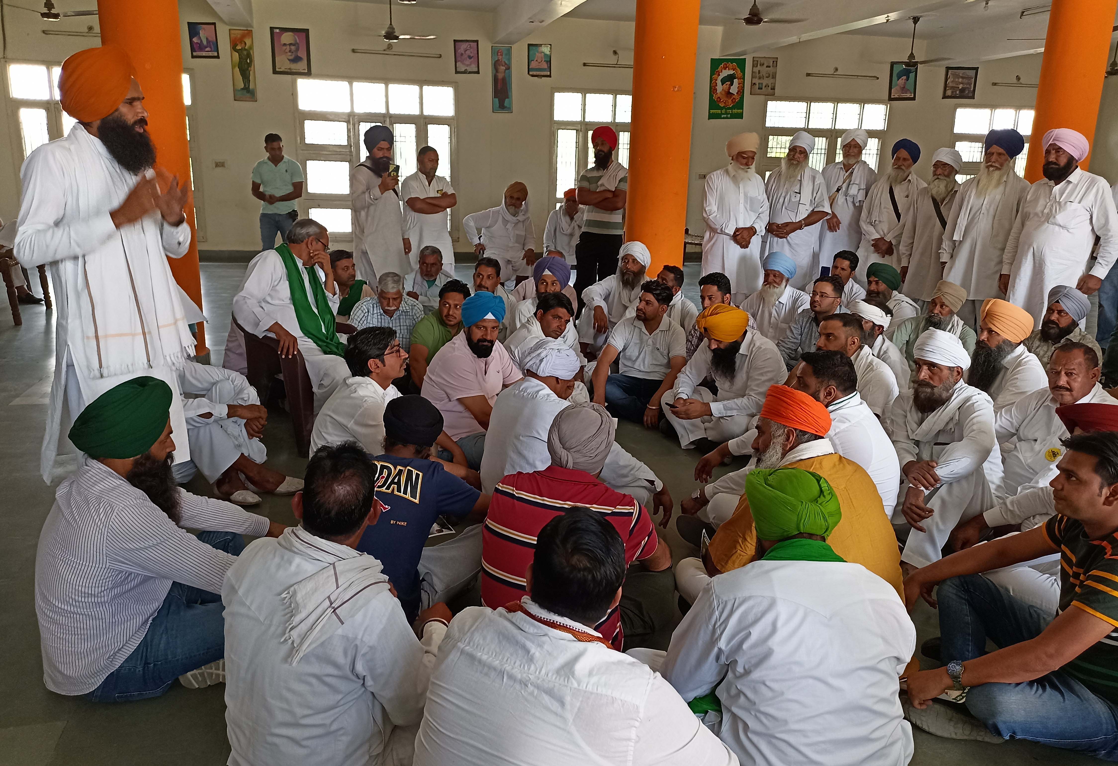 Bank auctions farmer's land, Bharatiya Kisan Union men protest