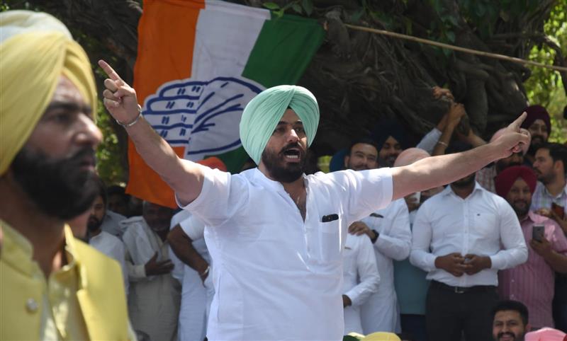At protest against Centre, Punjab Congress youth wing leader confronts Navjot Sidhu over 'corruption' within party