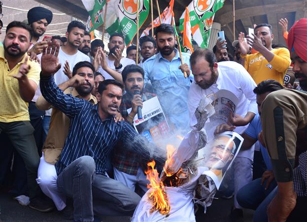 Cong workers protest petrol, diesel price hike