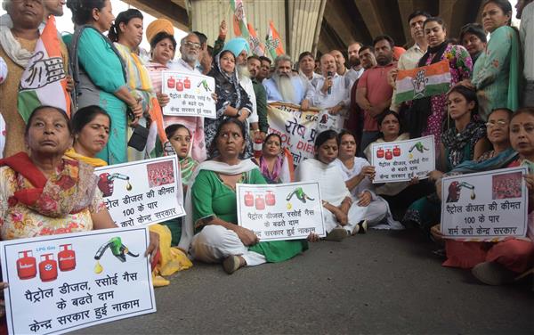 Cong protests inflation, burns Union Govt's effigy