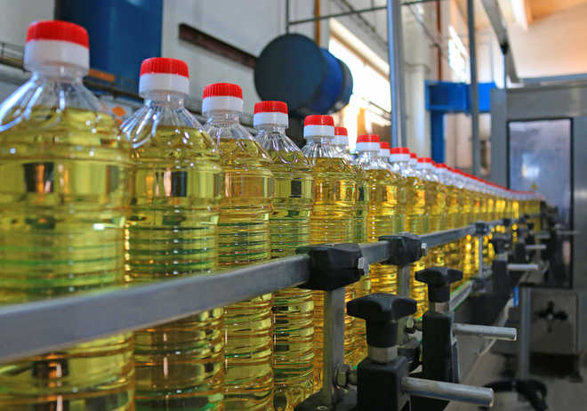 Edible oil industry suggests govt initiate dialogue with Indonesia over palm oil ban