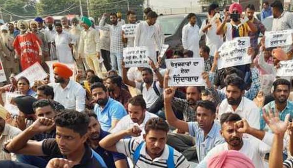 Jobless instructors protest near minister’s residence in Sangrur