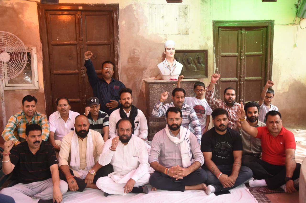 Protest over delay in repair of martyr's ancestral home at Mohalla Naughara in Ludhiana