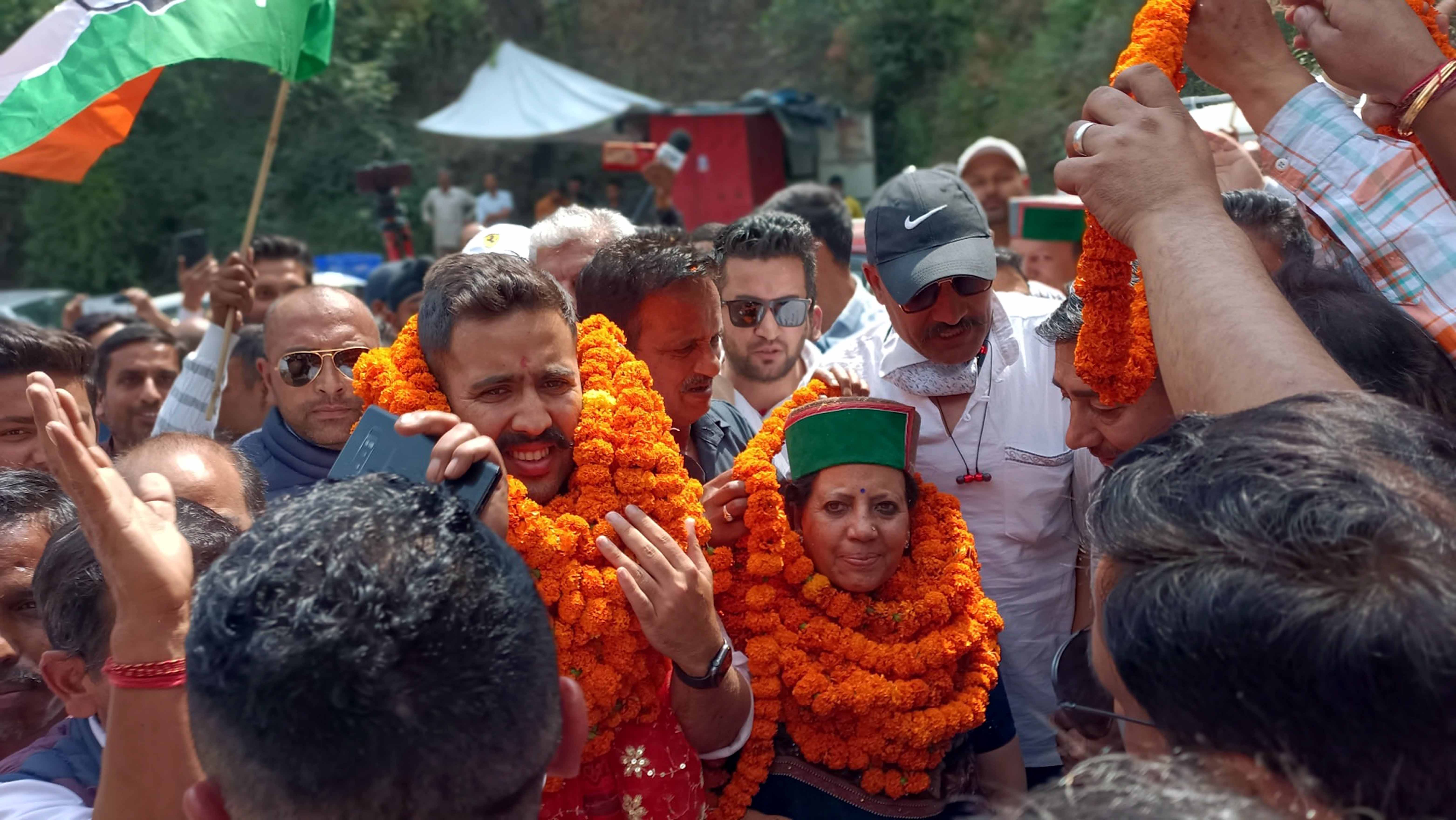 Himachal Congress chief Pratibha Singh gets rousing welcome at Parwanoo