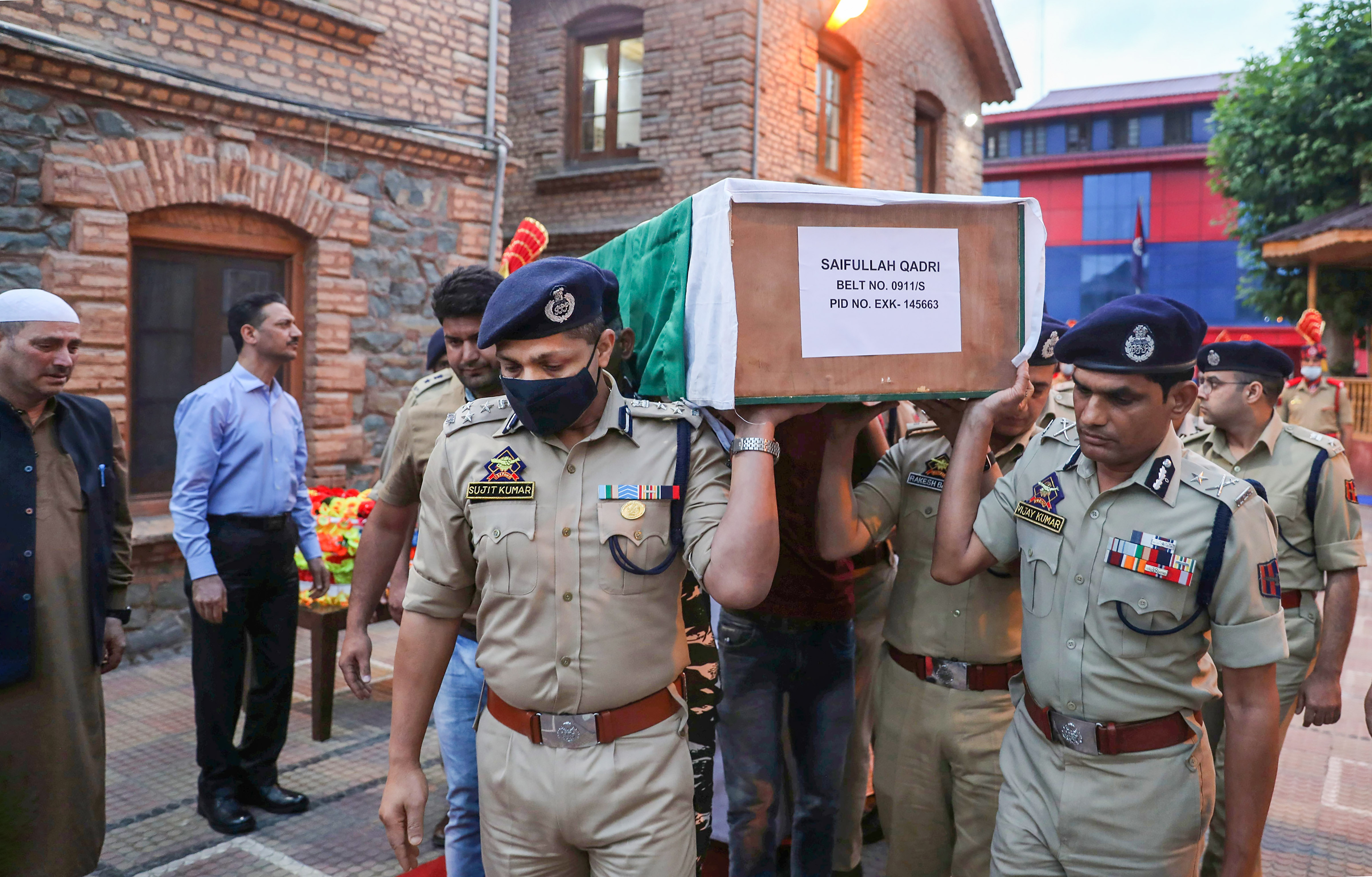 Police constable shot dead by terrorists in Srinagar; 7-year-old daughter injured