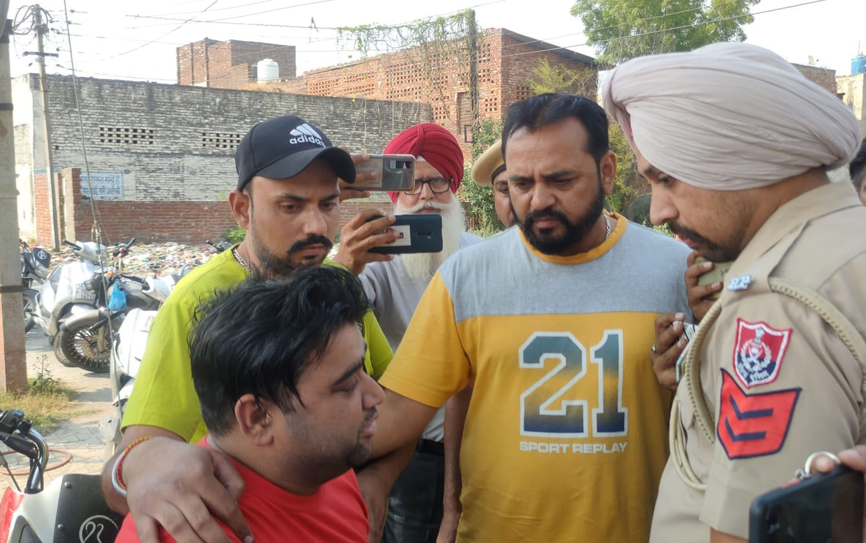 Cash, cell phones looted at gunpoint in Jalandhar