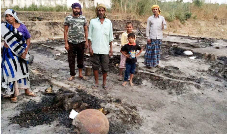 Seven huts of migrant labourers gutted in fire