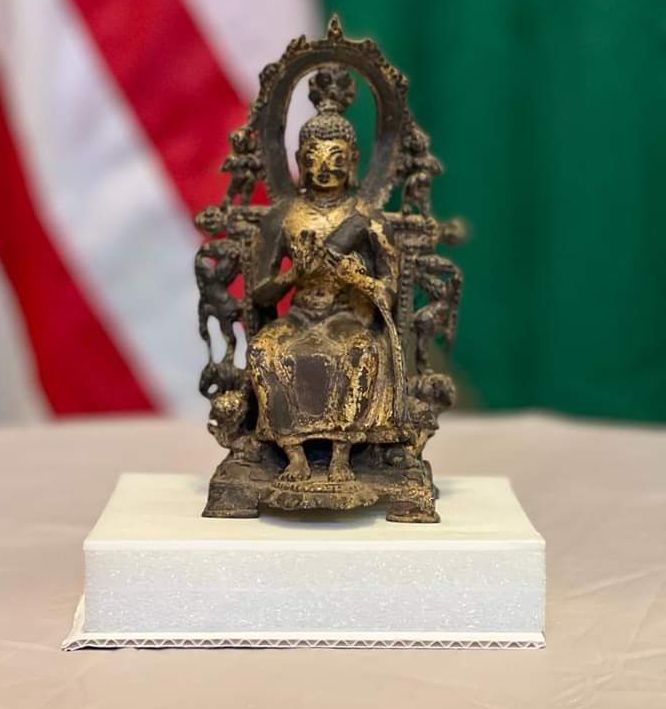 US returns stolen ancient Buddha statue to India