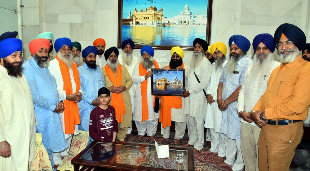 SGPC honours Pakistan Sikh jatha