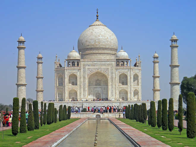 Does Taj Mahal have Hindu idols and inscriptions hidden in rooms?