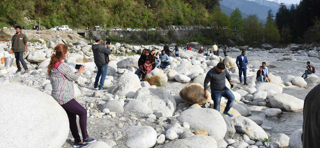 Kullu DC tells tourists to stay away from rivers
