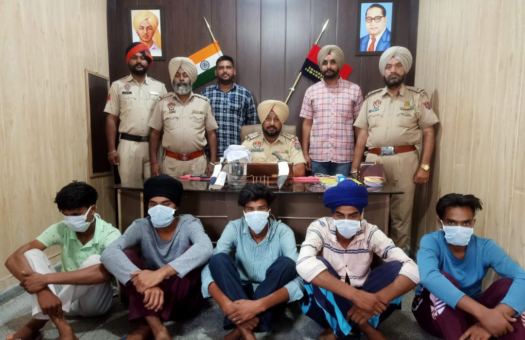 5 gangsters held with arms, ammunition