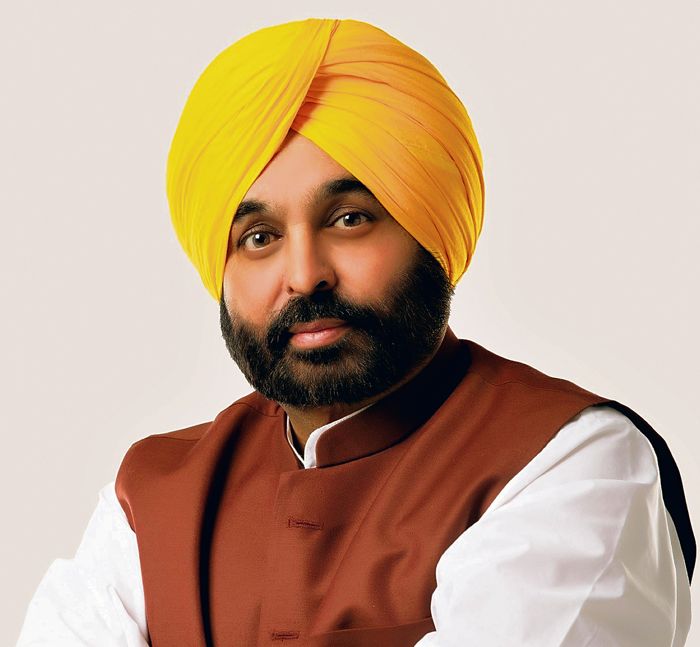 The Punjab Chief Minister Bhagwant Mann Asks BSF to Enhance Vigil at Borders to Check Smuggling of Drugs, Weapons.
