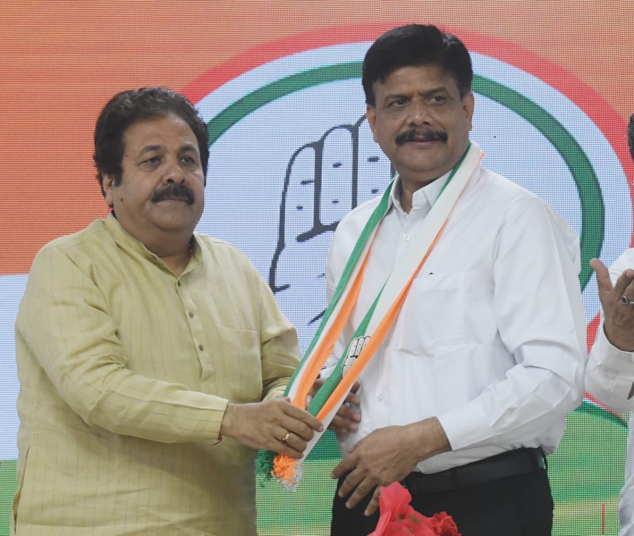 Former BSP minister Nakul Dubey joins Congress