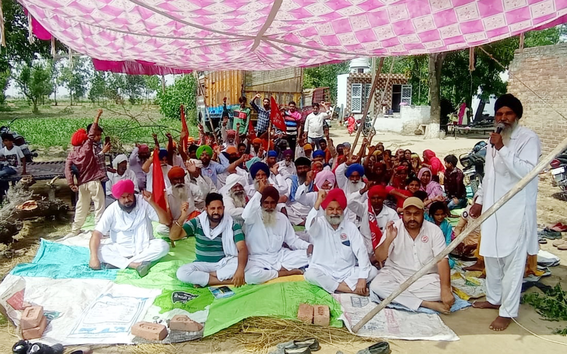 Amritsar: Abadkars resist Punjab Government's move to take back land