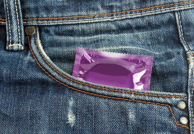 Frau wegen heimlichem Durchstechen des Kondoms des Partners in Deutschland verurteilt: The Tribune India