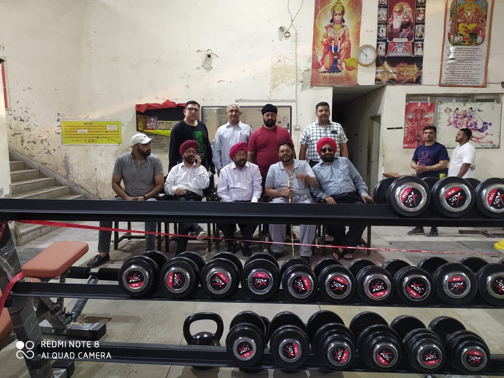 Bodybuilding club trainess get equipment worth Rs 2 lakh
