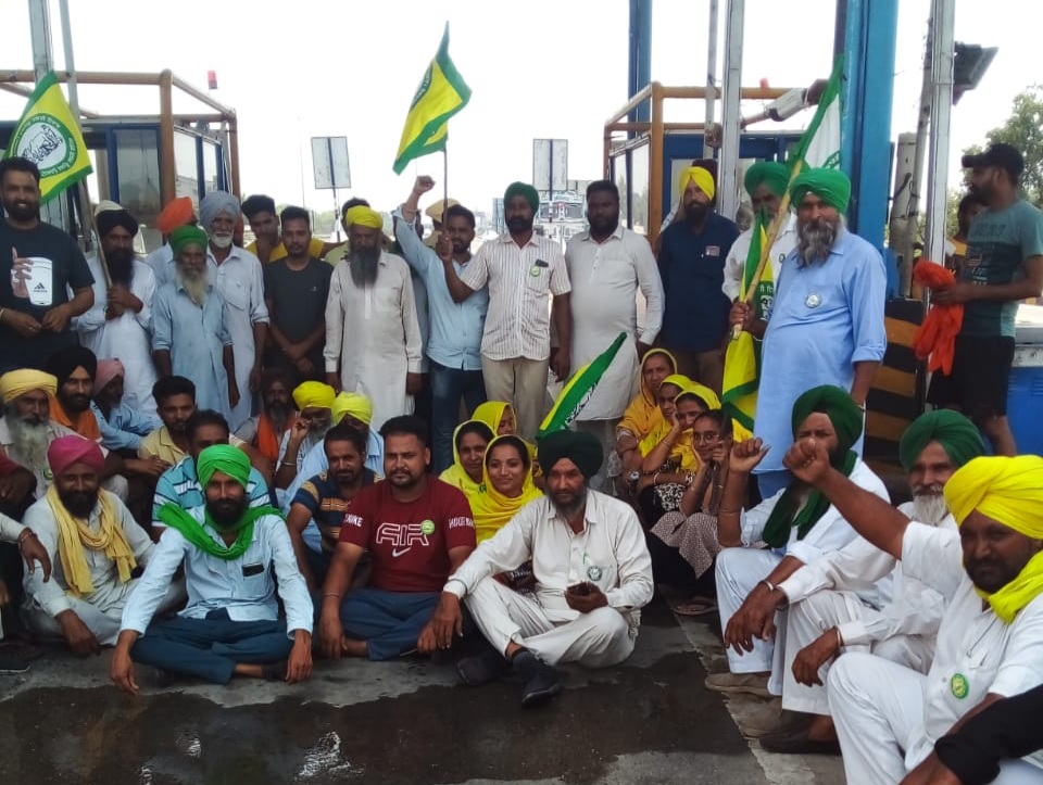 Farmers block Dhareri Jattan toll plaza